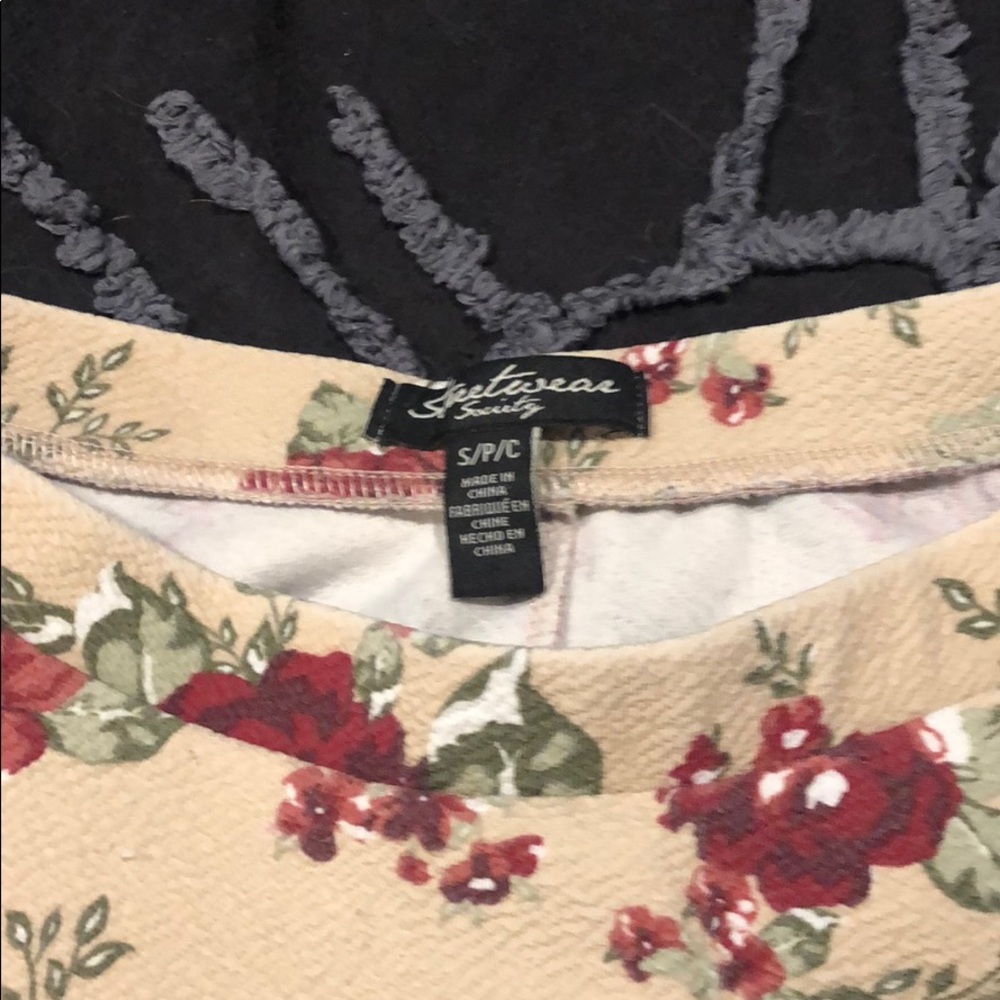 Rose patterned skirt - Picture 2 of 3